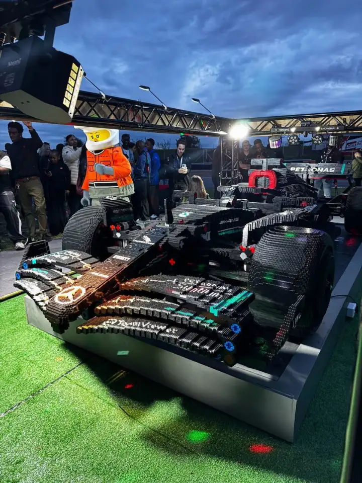 Полноразмерный болид Mercedes W14 из LEGO.