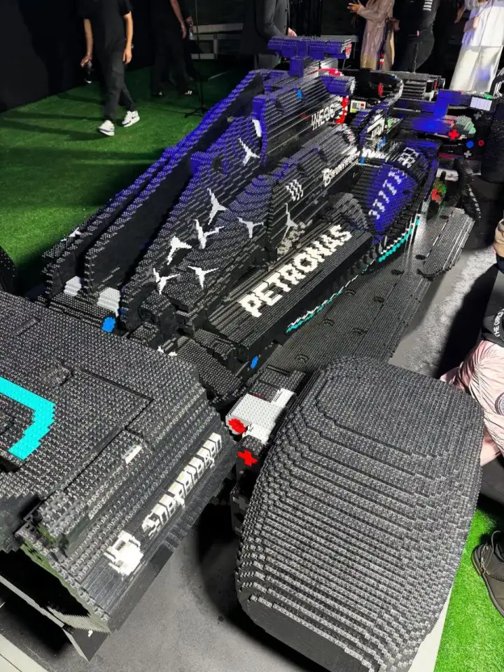 Полноразмерный болид Mercedes W14 из LEGO.