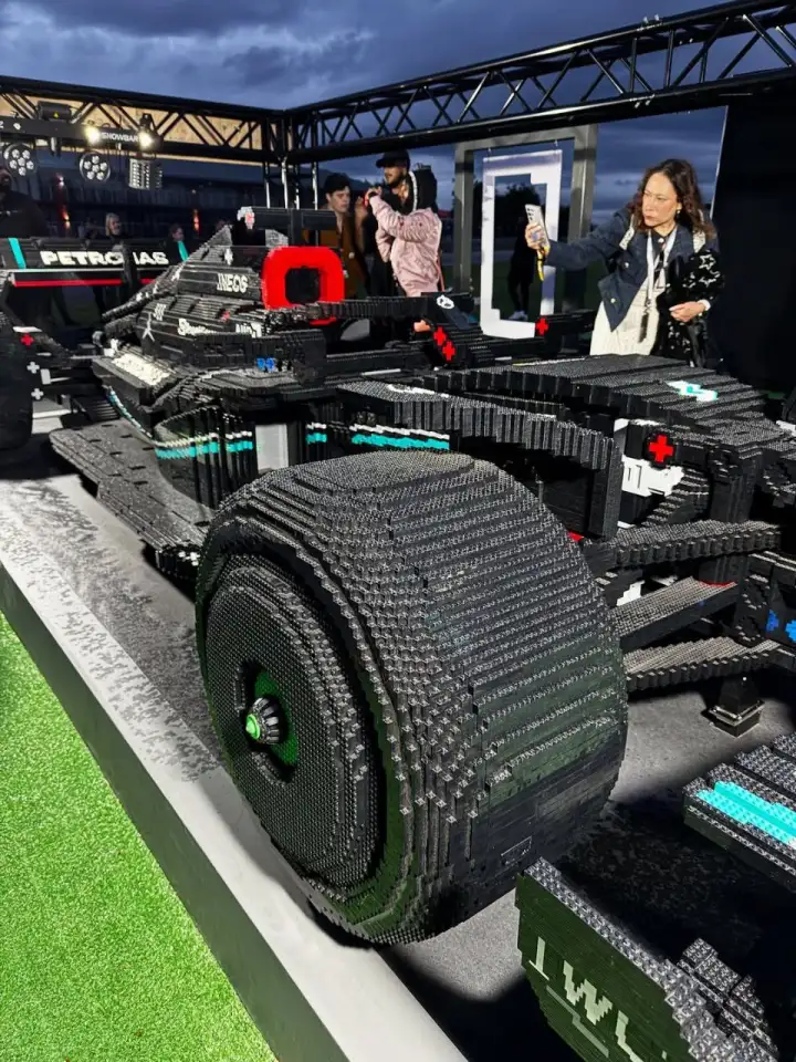 Полноразмерный болид Mercedes W14 из LEGO.