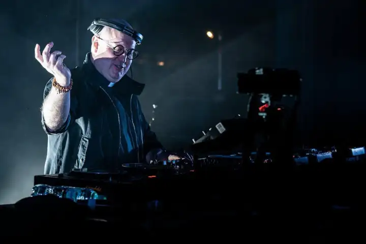 За диджейский пульт встал настоящий священник-диджей Падре Гильермо.