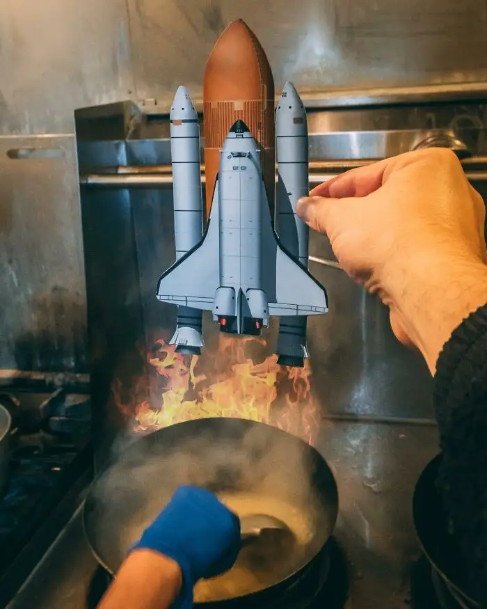 Шаттл взлетает над кухней. Шаттл взлетает над кухней.