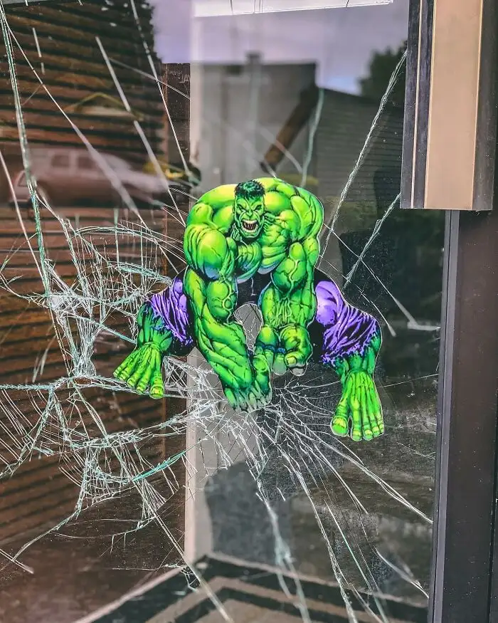 Взбесившийся Халк разбил окно. Взбесившийся Халк разбил окно.