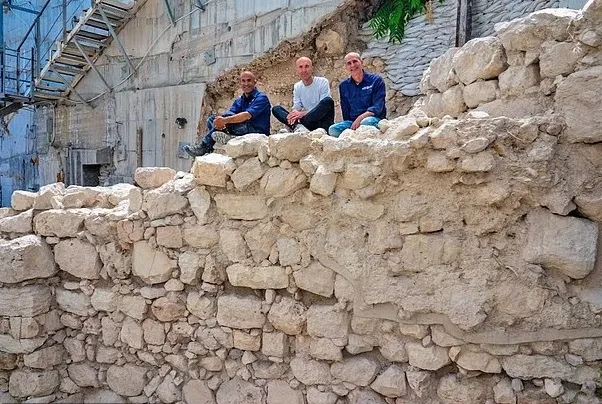 Эта стена была построена Озией после сильного землетрясения, что перекликается с библейским повествованием.