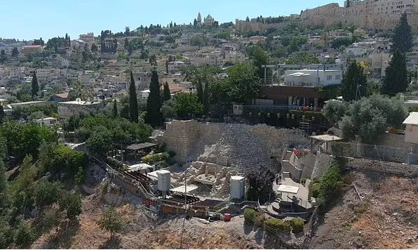 Долгое время считалось, что участок стены на восточных склонах Города Давида был построен Езекией.