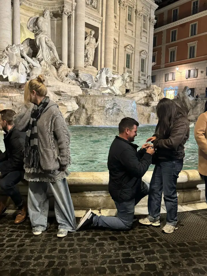 В Риме туристка случайно стала невольной участницей предложения руки и сердца.