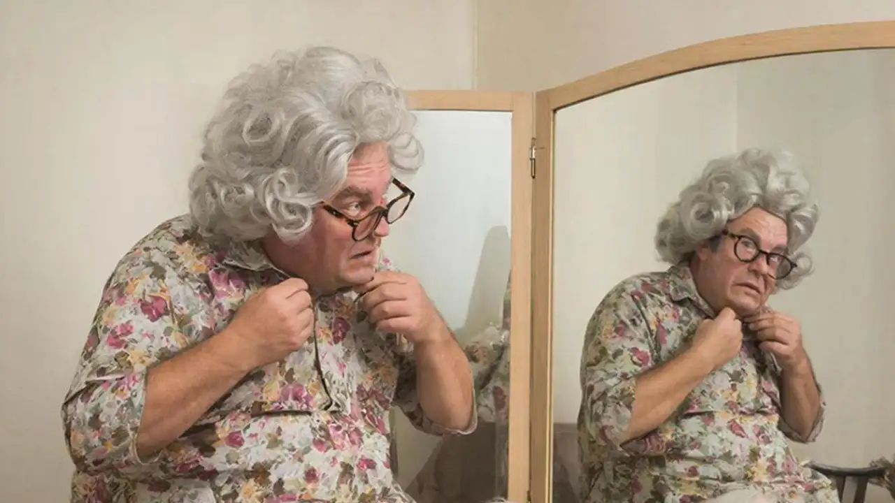 Мужчина переоделся в пожилую женщину.