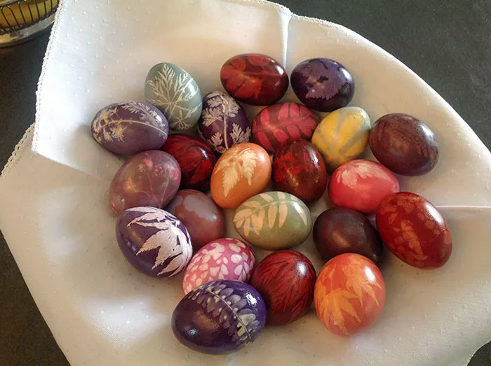 «Моя семья каждый год использует натуральные красители и листья для окрашивания пасхальных яиц».
