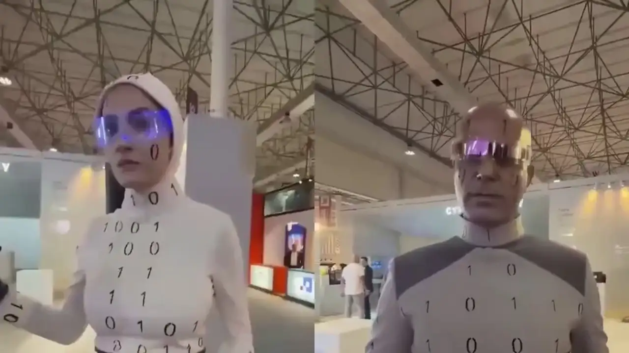 Актеры в костюмах роботов.