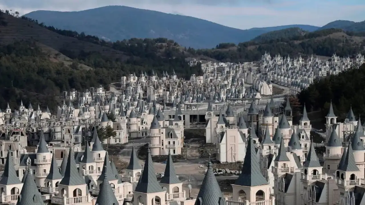 Заброшенный город из мини-замков в Турции.