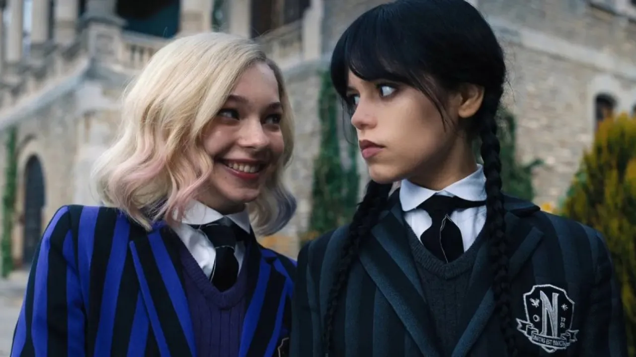 Дженна Ортега и Эмма Майерс в сериале «Уэнсдэй».