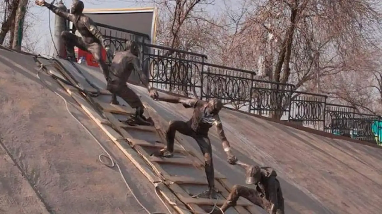 Памятник спасению собаки в Алматы.