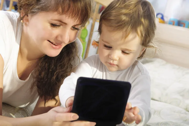Если дети просматривают видеоролики вместе с родителем, вред от гаджетов уменьшается.