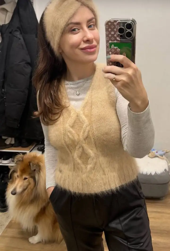 Довольная хозяйка в одежде и аксессуарах из шерсти своей питомицы. Довольная хозяйка в одежде и аксессуарах из шерсти своей питомицы.