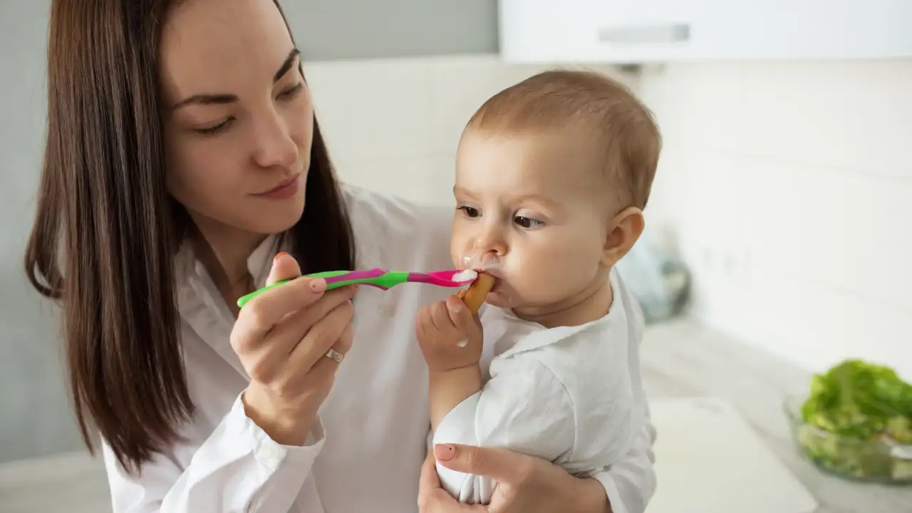 Мама кормит ребенка.