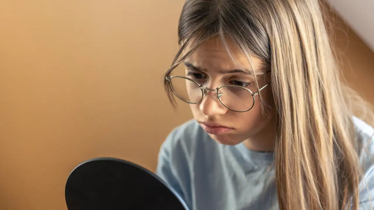 Подросток у зеркала