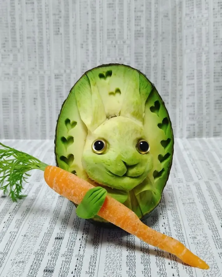 Кролик из авокадо.