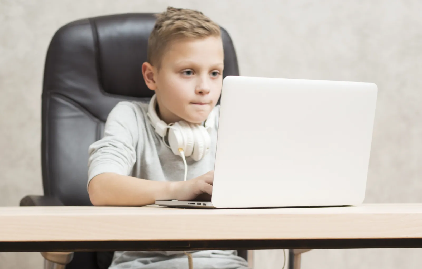 Ребенок сидит за компьютером.