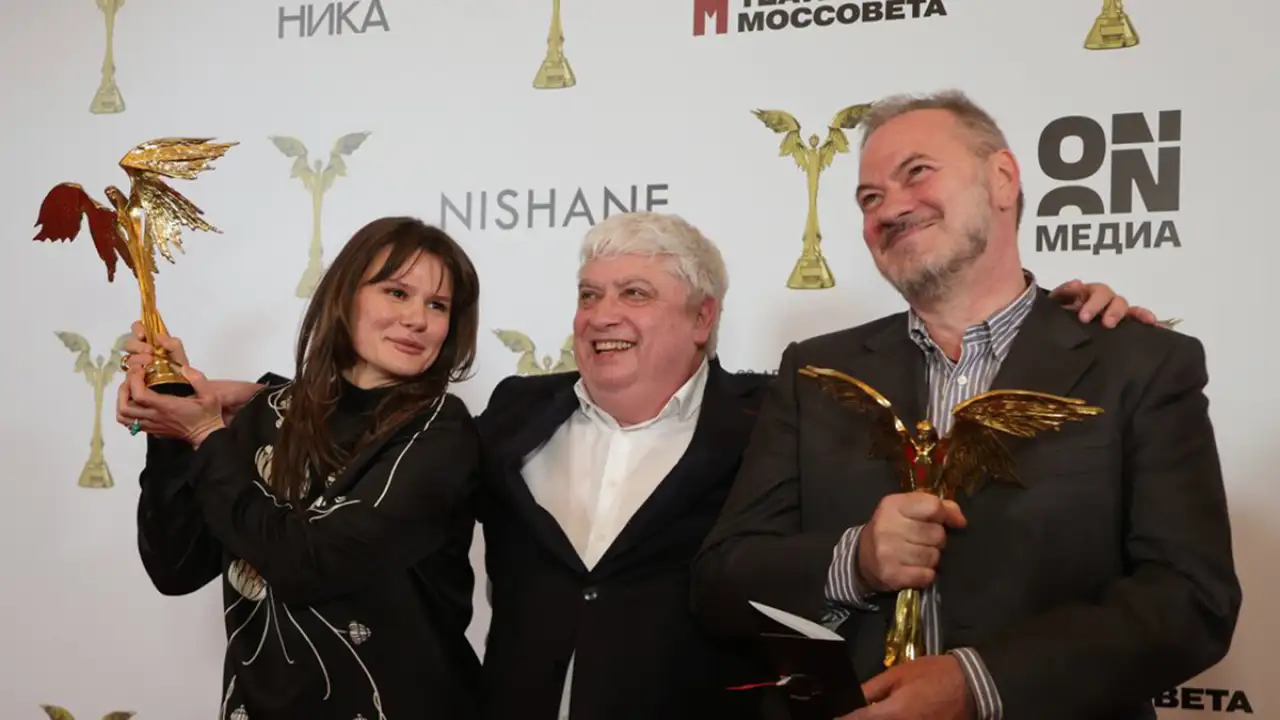 Сергей Члиянц (в центре) на церемонии вручения премии «Ника» в Государственном академическом театре имени Моссовета.