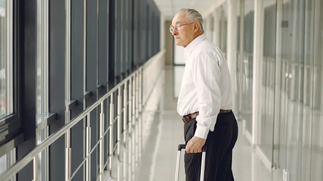 Пенсионер  в аэропорту