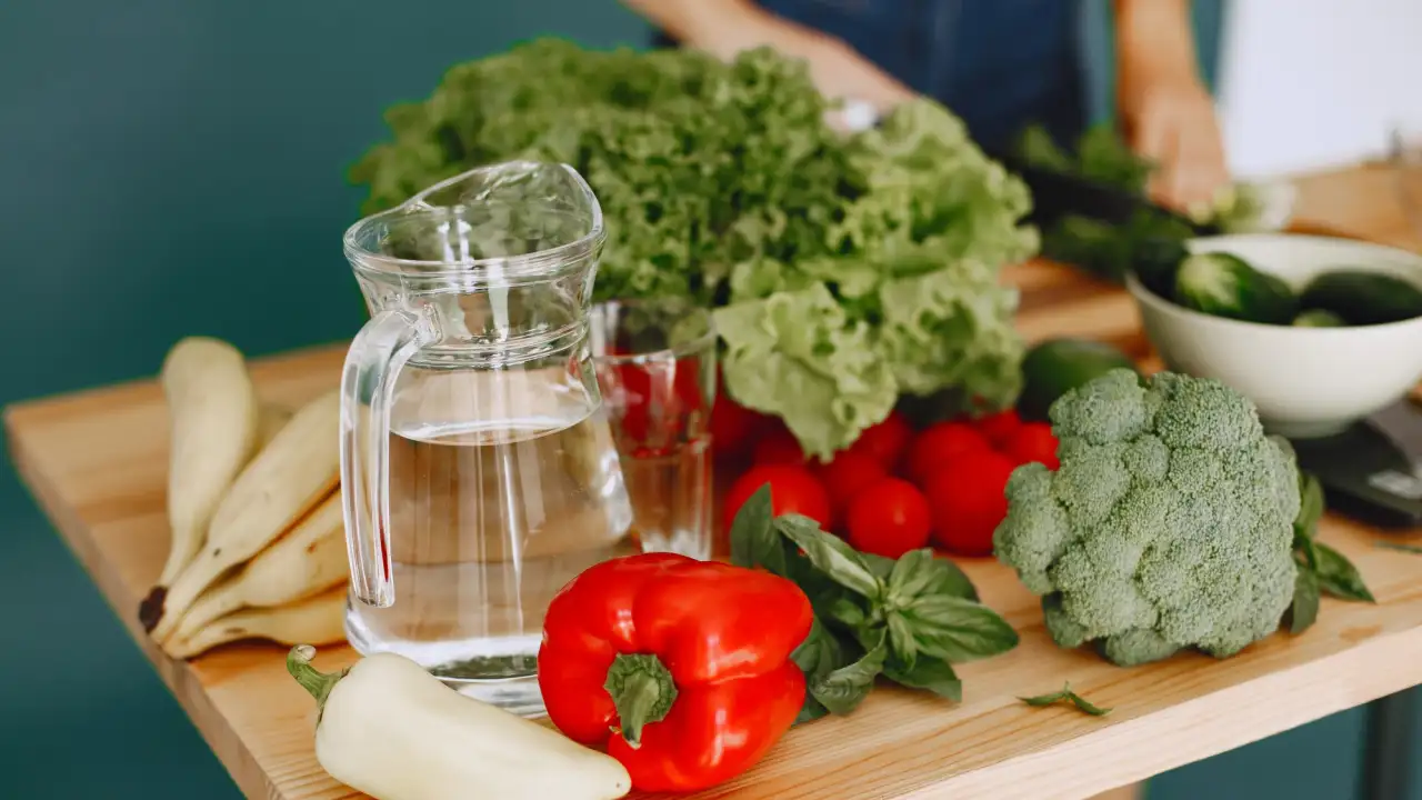 Свежие овощи и вода.