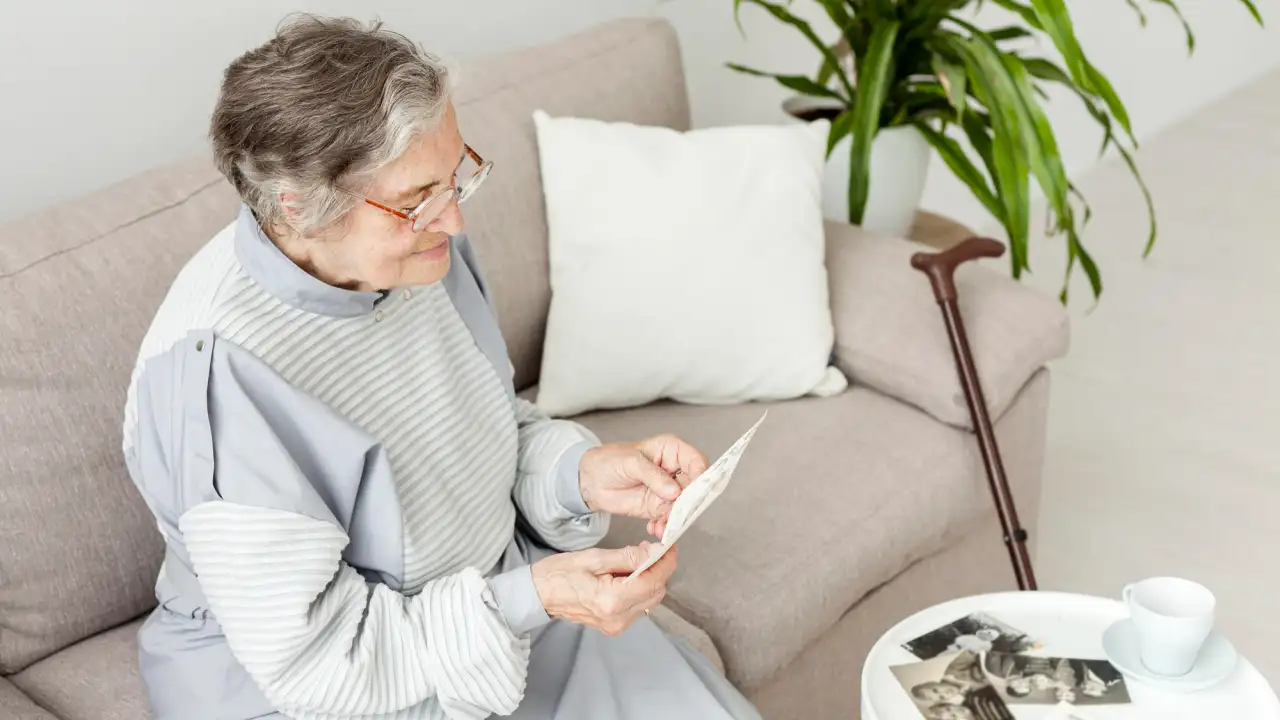 Пожилая женщина.