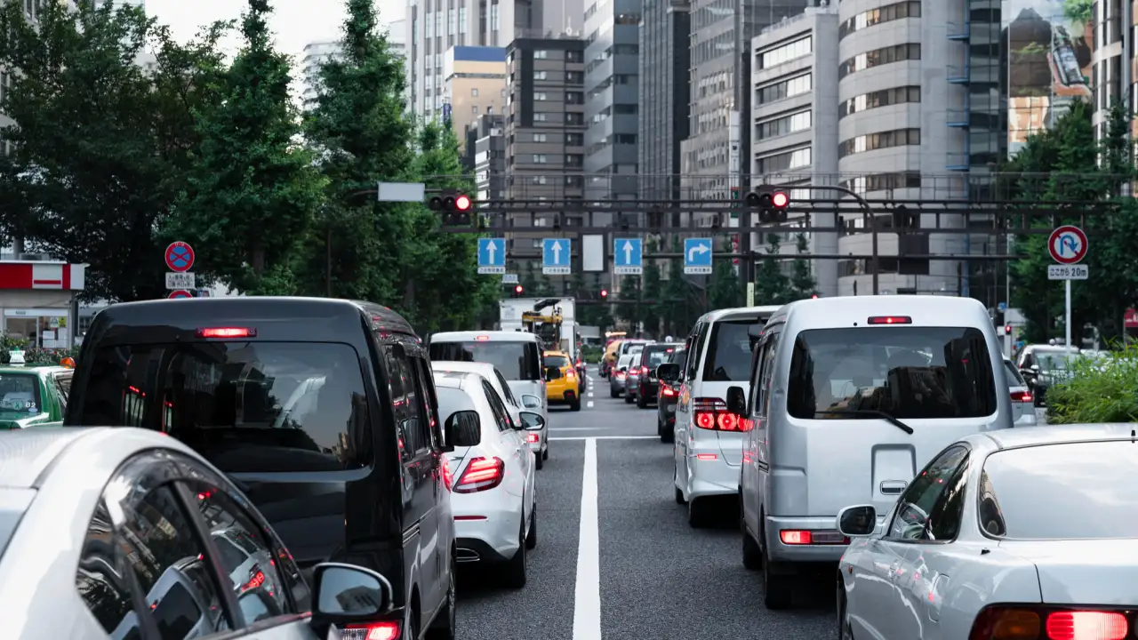 Поток машин.