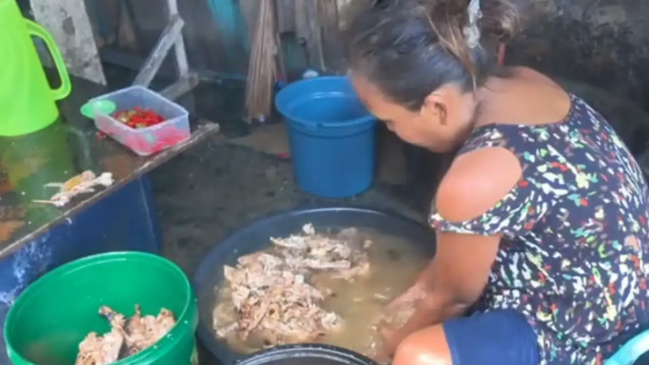 Филлипинка готовит из мясных отходов