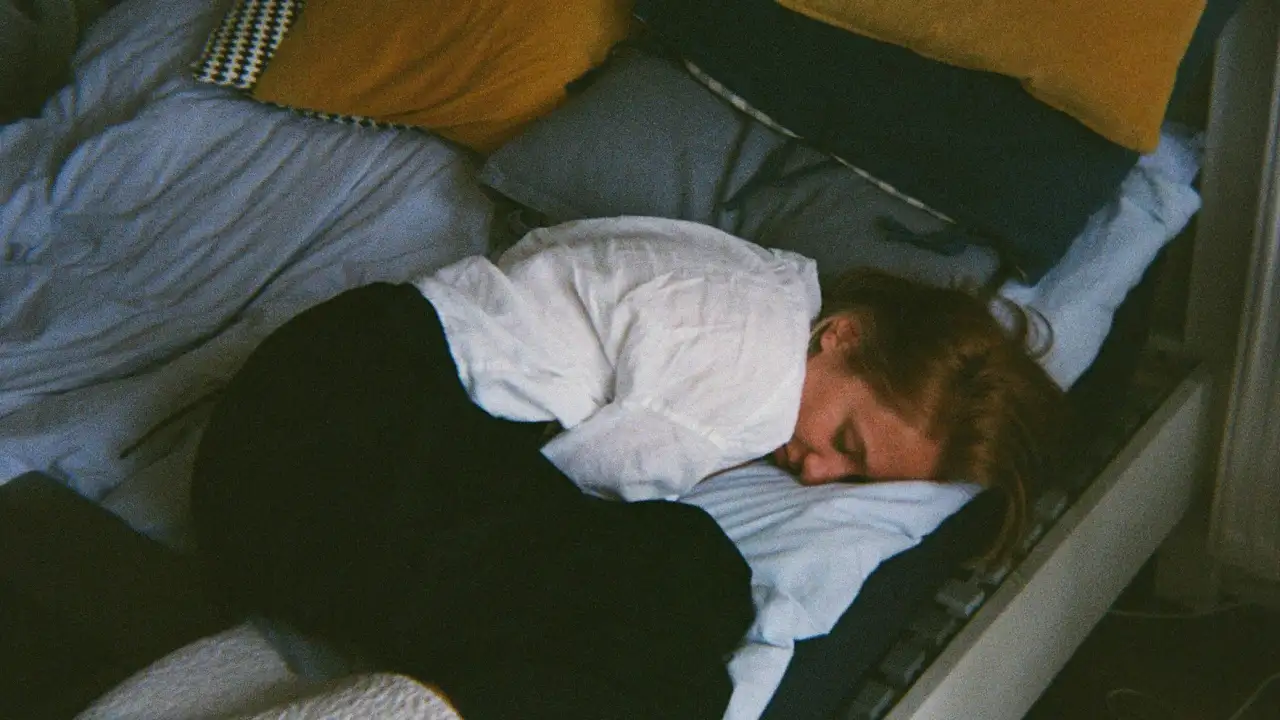 Девушка спит.