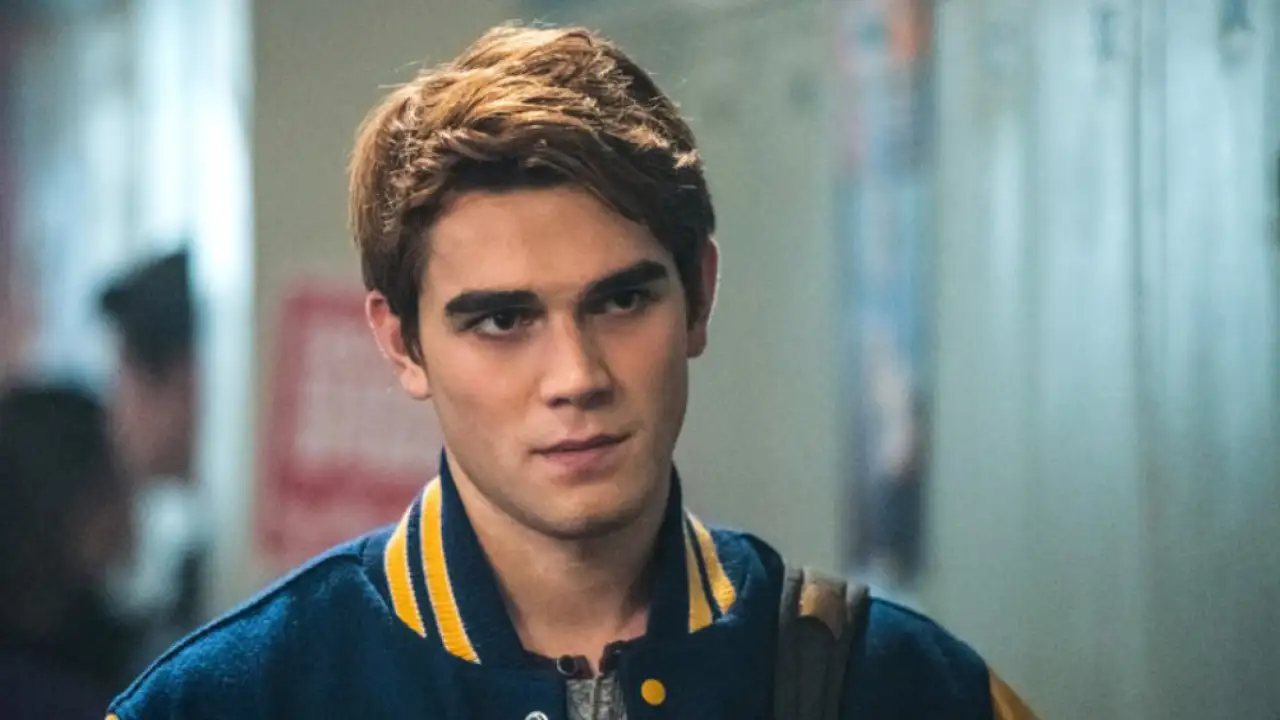 Кей Джей Апа в сериале «Ривердэйл».