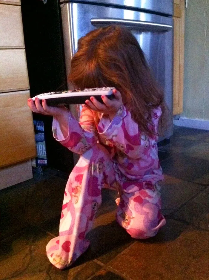 «Вот как моя дочь просит меня включить ей мультики утром».