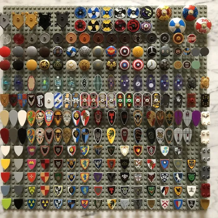 «Полная коллекция всех когда-либо созданных щитов LEGO».