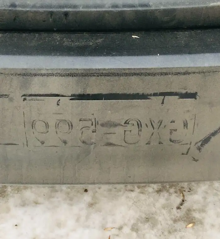 «Иногда выгодно иметь грязную машину. Вчера вечером в моего сына врезались сзади, другой водитель был агрессивен и уехал, не обменявшись информацией. Но его номер остался».