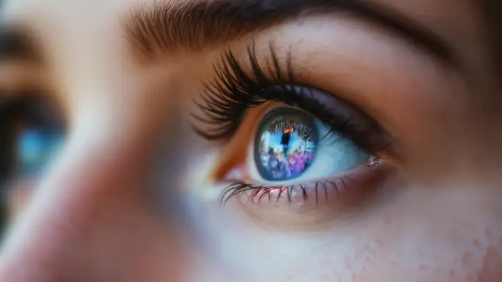 Людям с мушками перед глазами советуют срочно идти к врачу