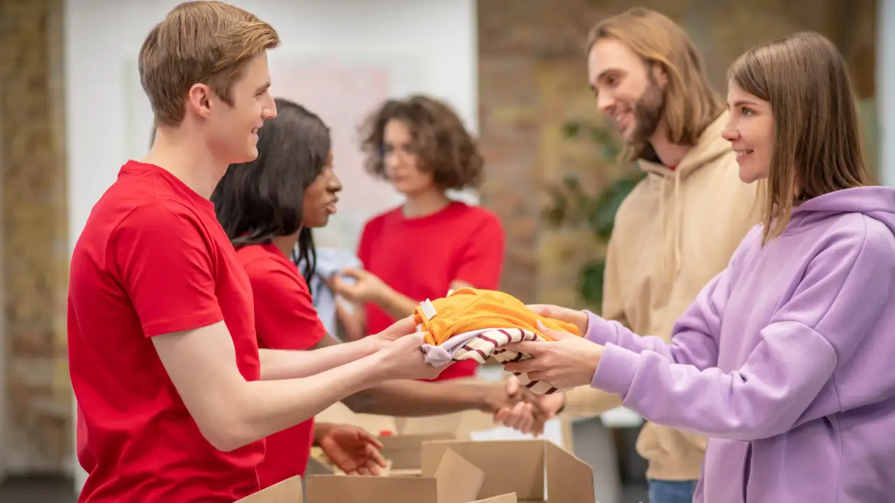 Помощь другим.