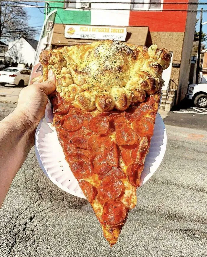 «Тройная угроза талии и желудку. Кусок пиццы пепперони, с чесночными узелками и кальцоне — все в одном».