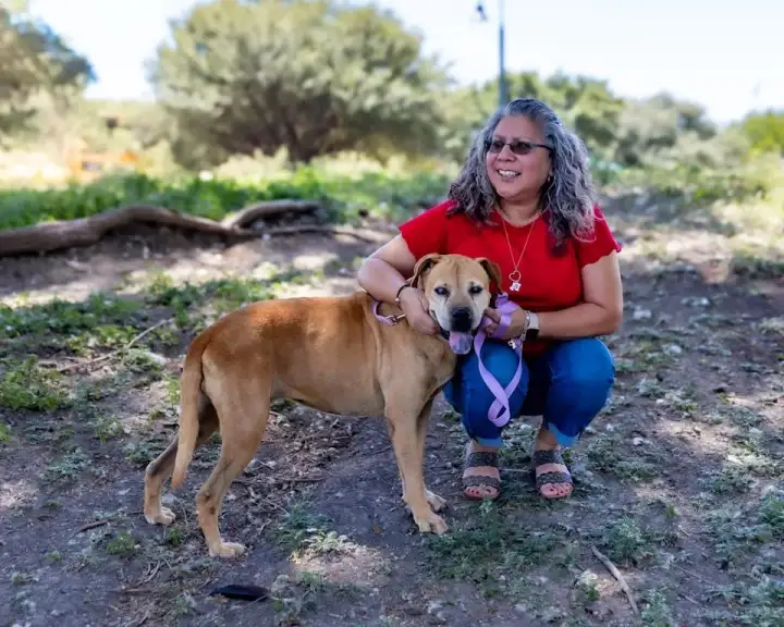 Счастливая хозяйка с найденным пёселем. Счастливая хозяйка с найденным пёселем.