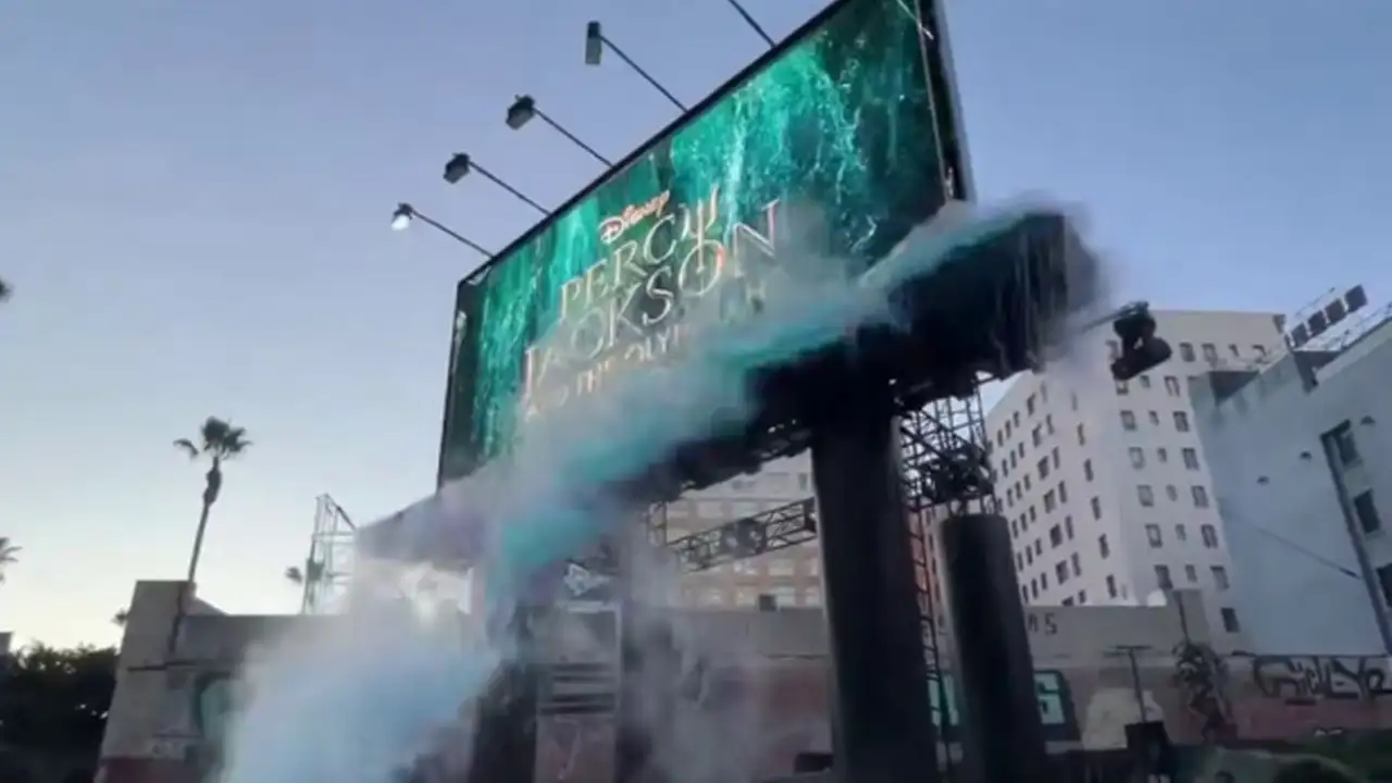 Disney разместили билборды с водопадами, рекламируя сериал «Перси Джексон и Олимпийцы».