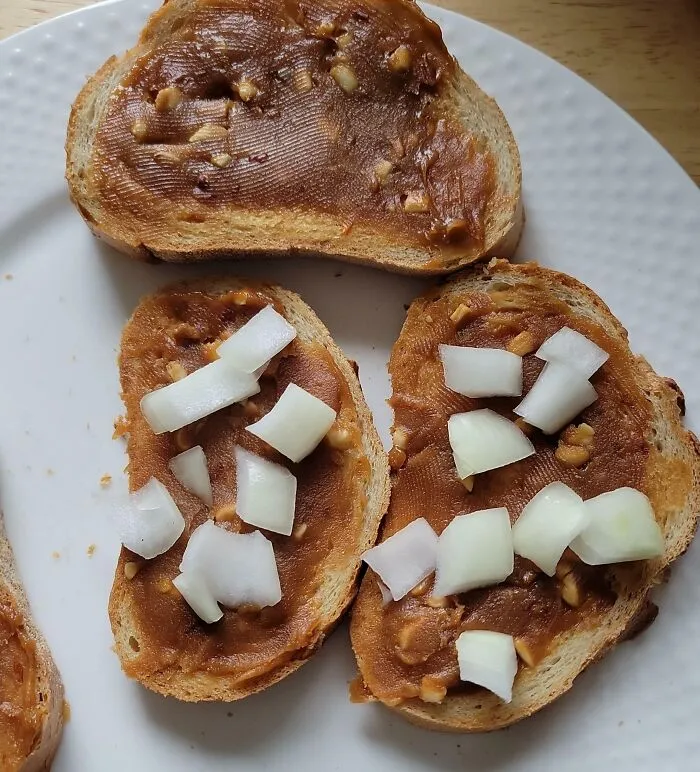 «Бутерброды с арахисовой пастой и луком».