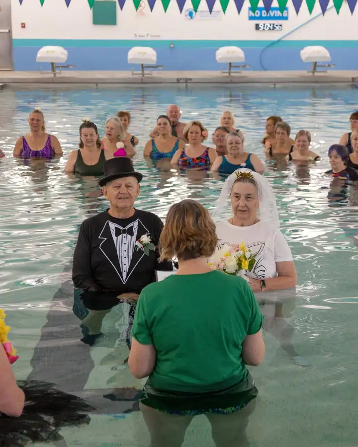 В Иллинойсе пара пенсионеров-вдовцов поженилась в бассейне, где когда-то познакомилась на водной аэробике.