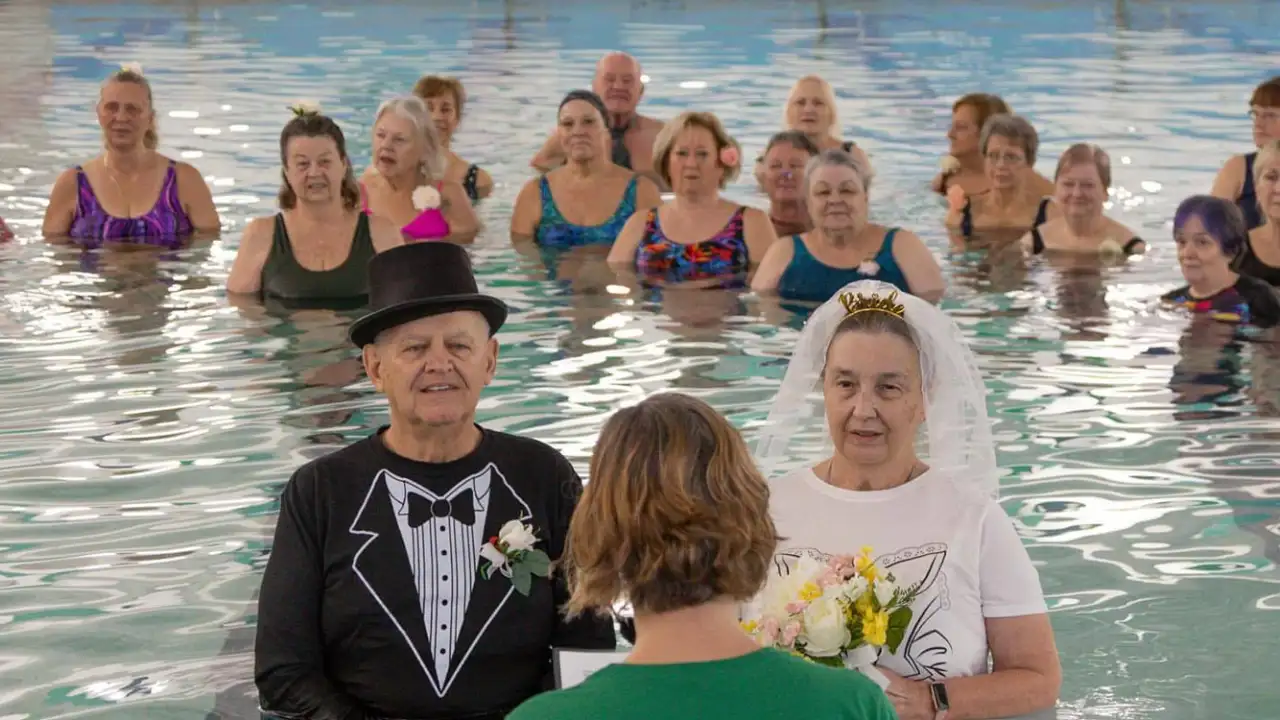 В Иллинойсе пара пенсионеров-вдовцов поженилась в бассейне.