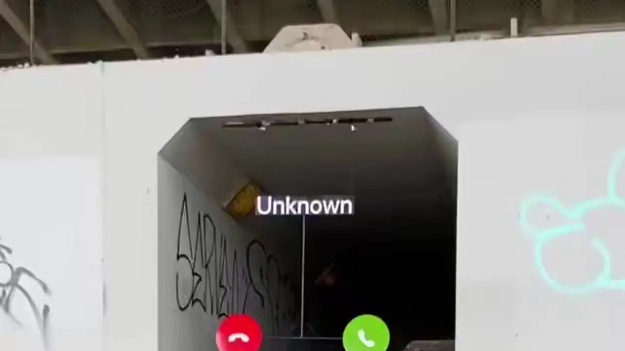 Художник Майкл Педерсон делает инсталляции в виде элементов цифровых интерфейсов в физической среде.