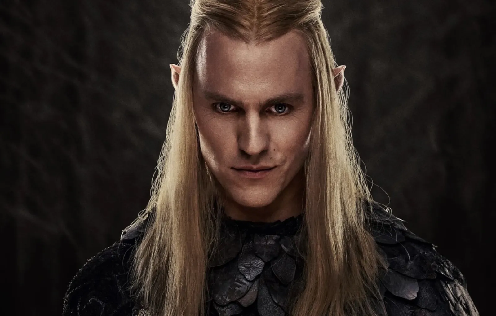 Чарли Викерз в роли Саурона.