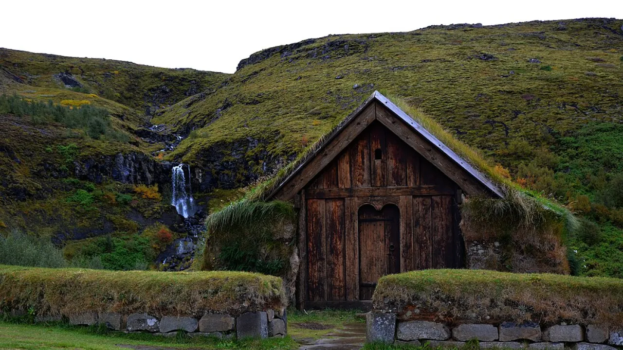Исландский дерновый дом.