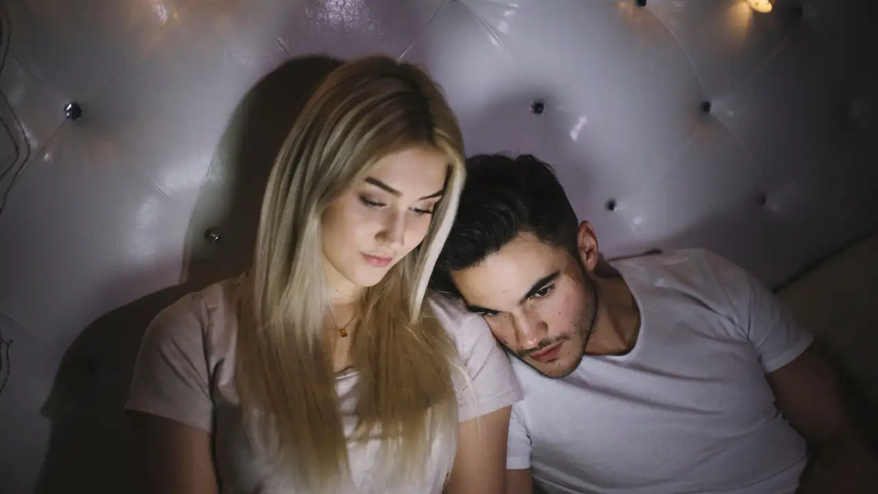 Пара смотрит сериал