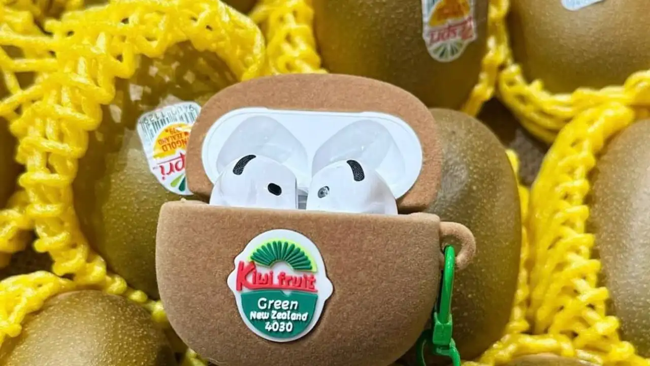 Чехол для AirPods в виде киви.