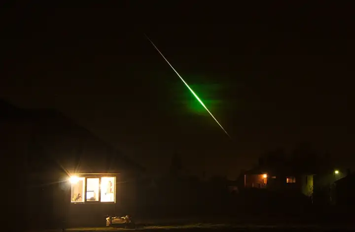 Летящий над городом метеор. Летящий над городом метеор.