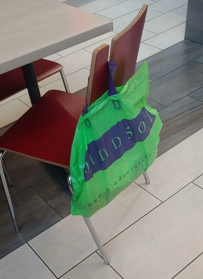 В этом стуле в фуд-корте торгового центра есть выемка для сумок.