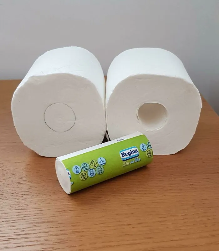 Туалетная бумага с небольшим рулоном туалетной бумаги внутри вместо полой картонной втулки.