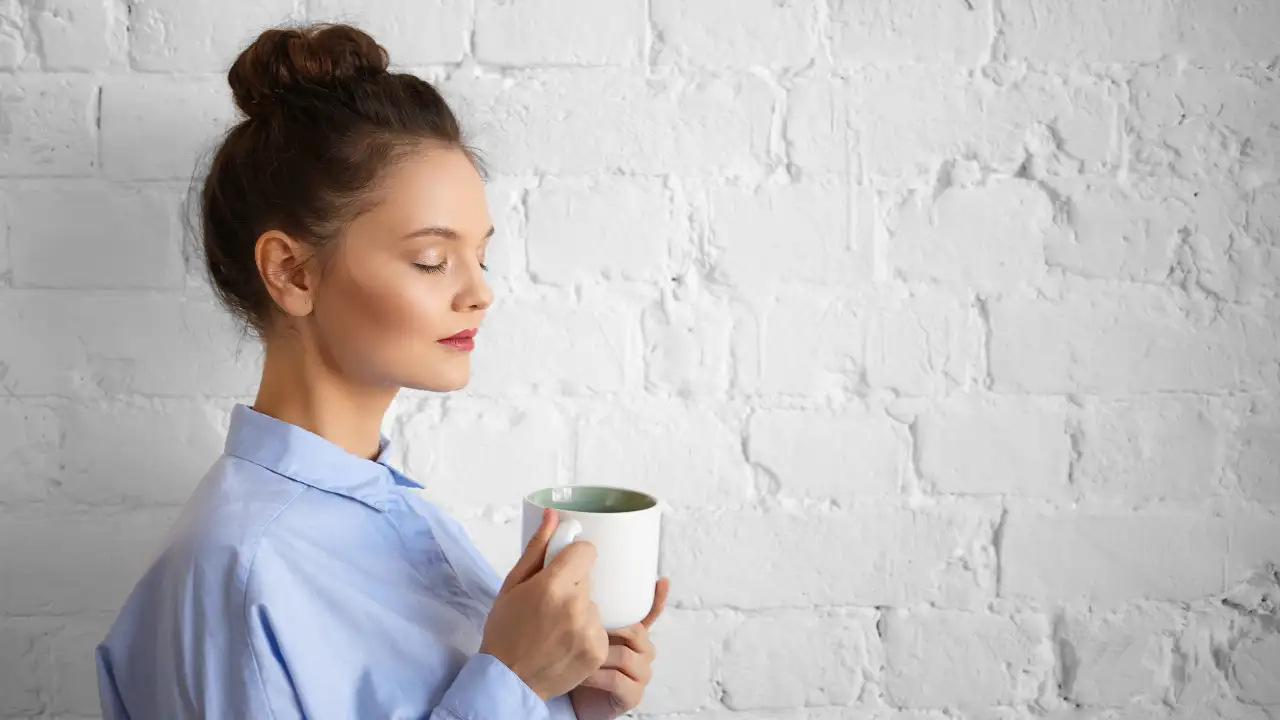 Девушка пьет кофе.