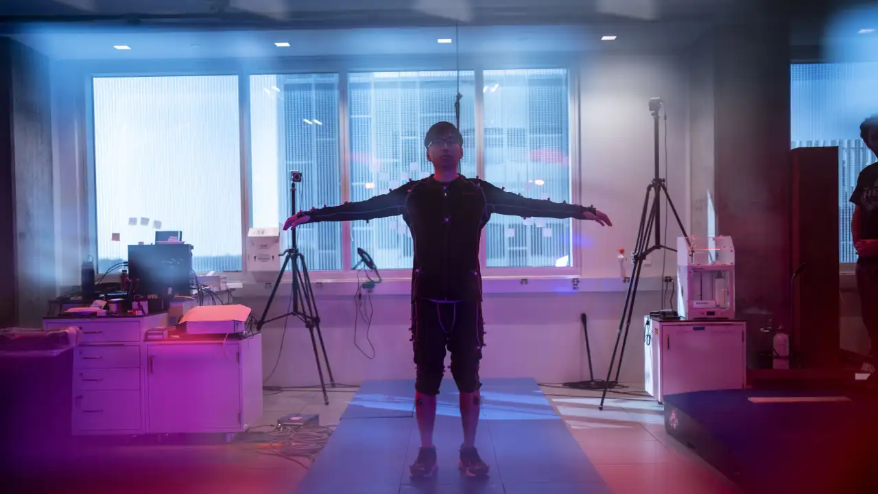  Студент старшего курса биомедицинской инженерии Иэн Й. Ким в костюме для захвата движений во время эксперимента в лаборатории нейромышечной и опорно-двигательной биомеханики Техасского университета в Далласе.